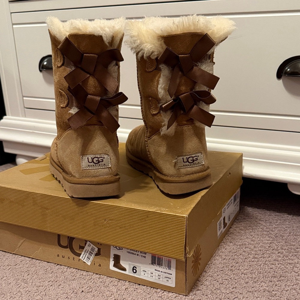 UGG w/ Bailey Bow